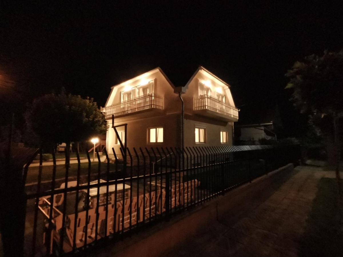 Family Garden Apartmanhaz Siofok Ngoại thất bức ảnh